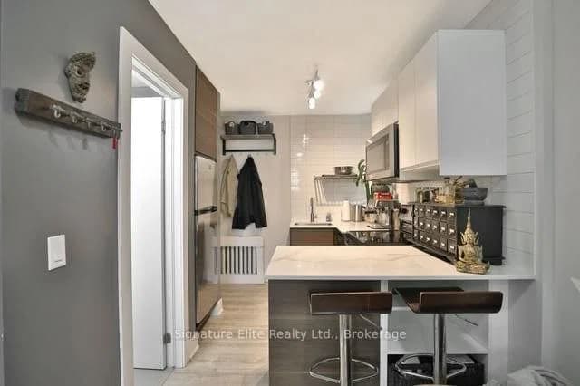 Alder Crescent in Toronto · Long Branch — photo 3