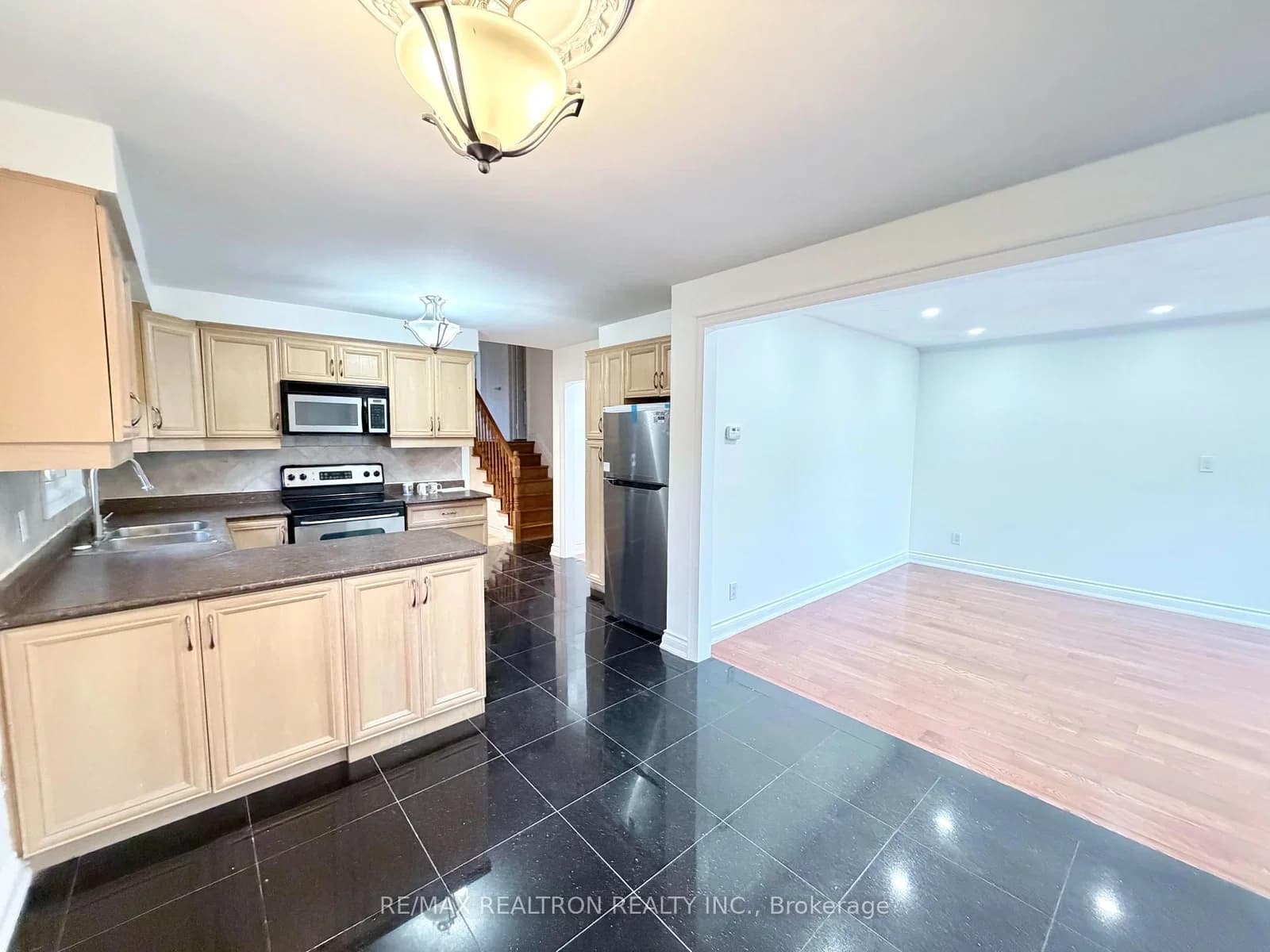 Midhurst Lane Floor in Mississauga · Rathwood — photo 2