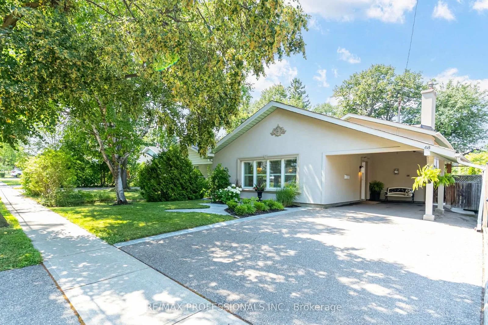Genthorn Avenue in Toronto · Rexdale-Kipling — photo 2