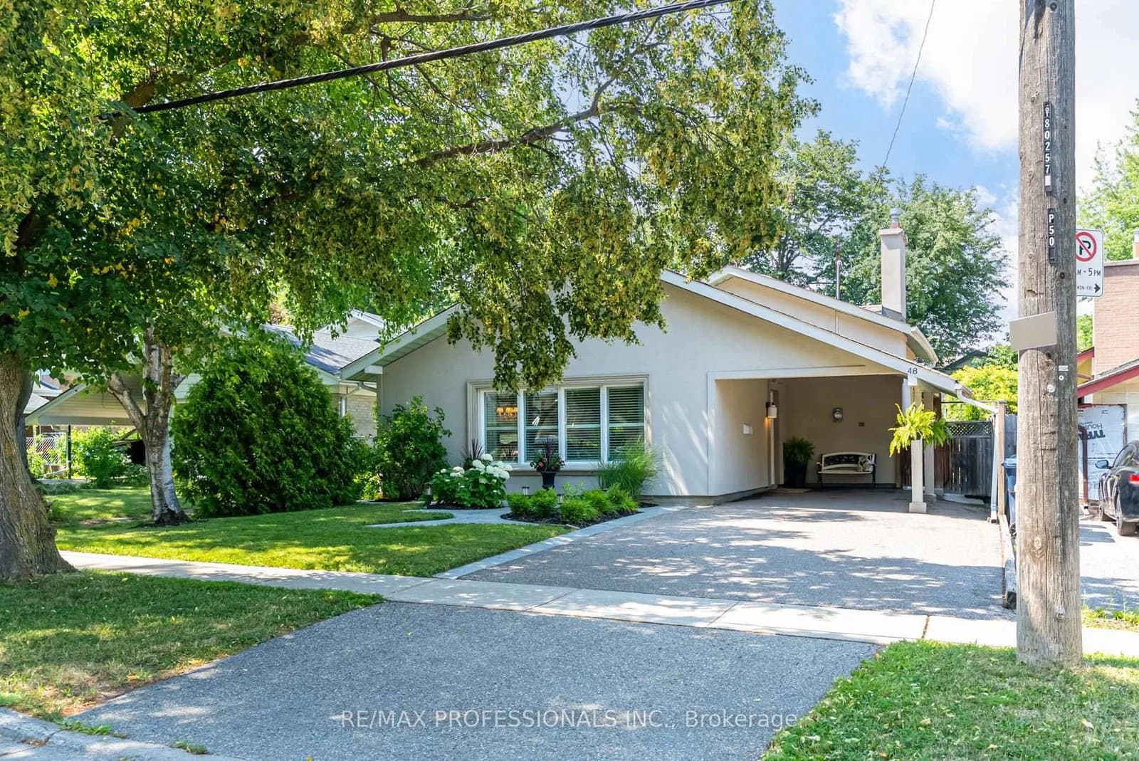Genthorn Avenue in Toronto · Rexdale-Kipling — photo 3