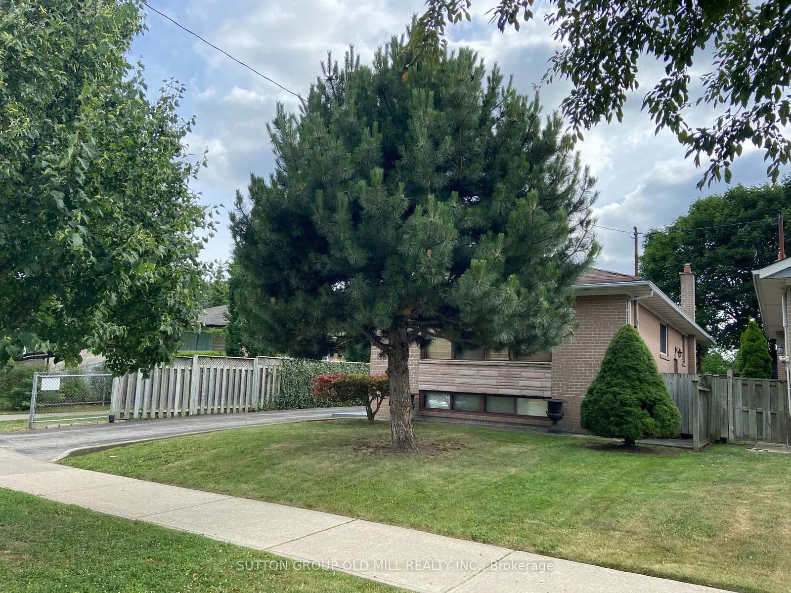 Photo of Hagersville Court in Toronto · Eringate-Centennial-West Deane