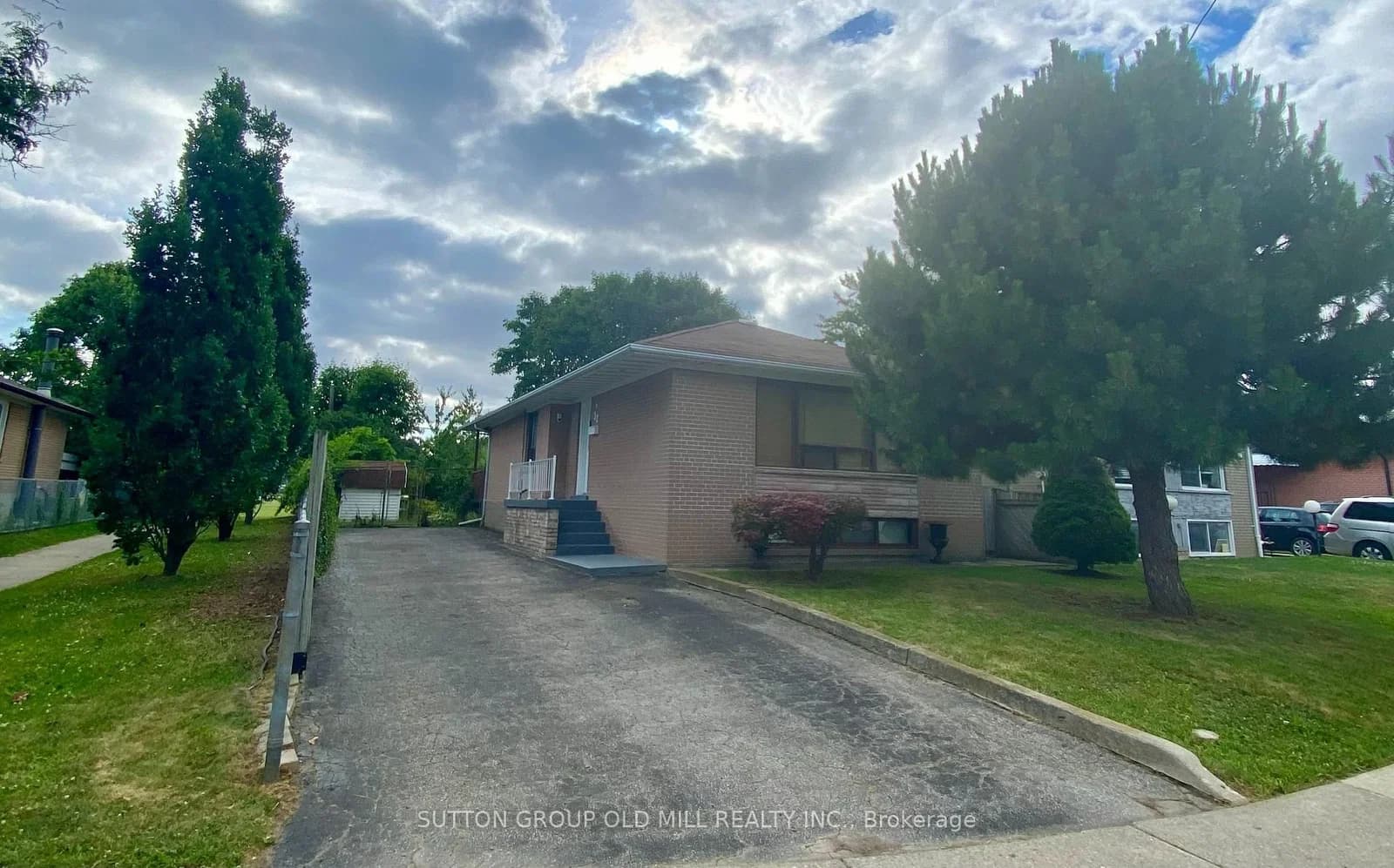 Hagersville Court in Toronto · Eringate-Centennial-West Deane — photo 2