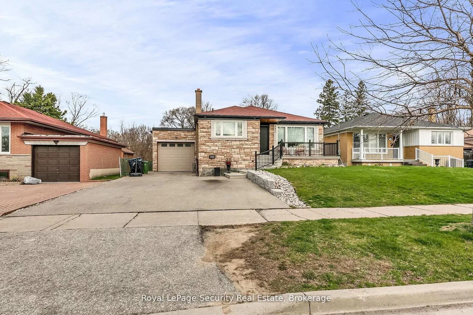 Thistle Down Boulevard in Toronto · Thistletown-Beaumonde Heights — photo 2