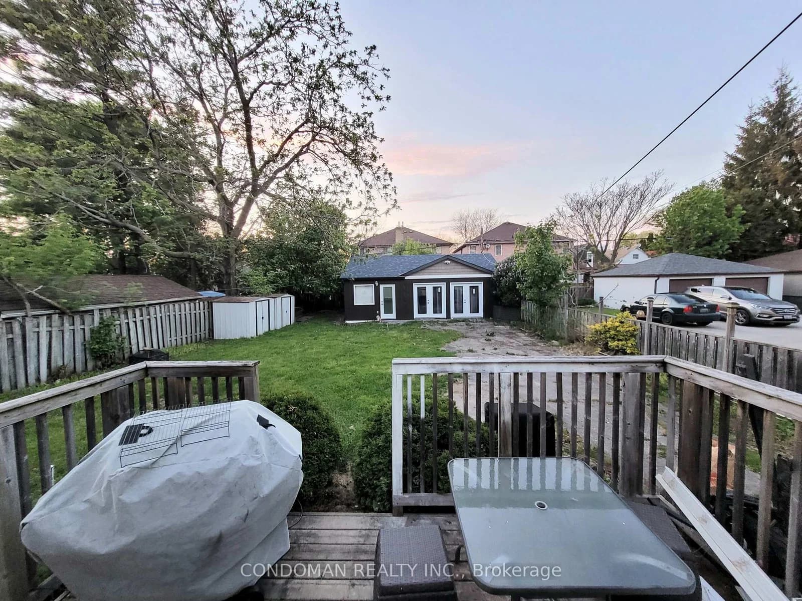 Fairfield Avenue in Toronto · Long Branch — photo 2