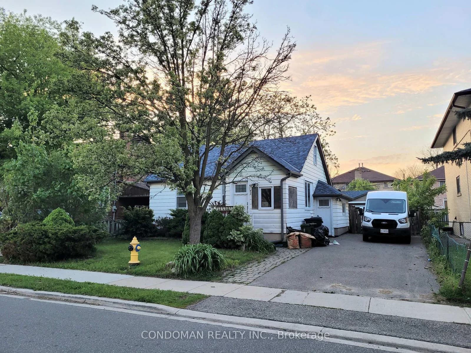 Fairfield Avenue in Toronto · Long Branch — photo 3
