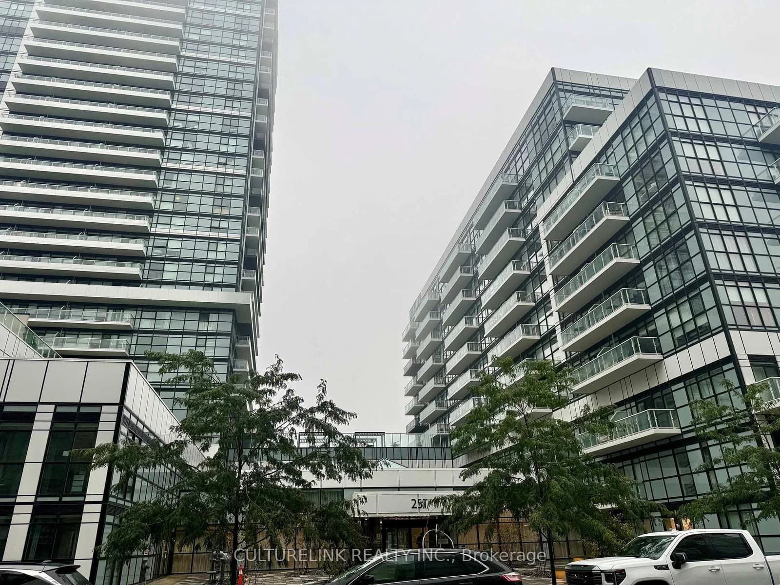 Manitoba Street in Toronto · Mimico — photo 2