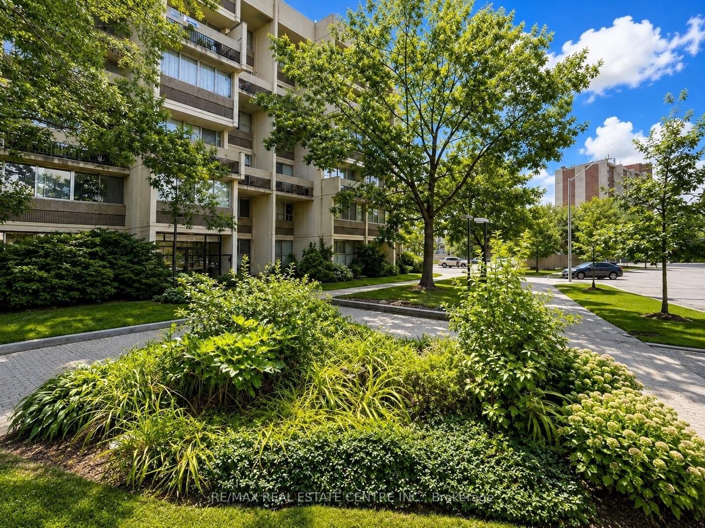 Marlborough Court in Oakville · Falgarwood — photo 3