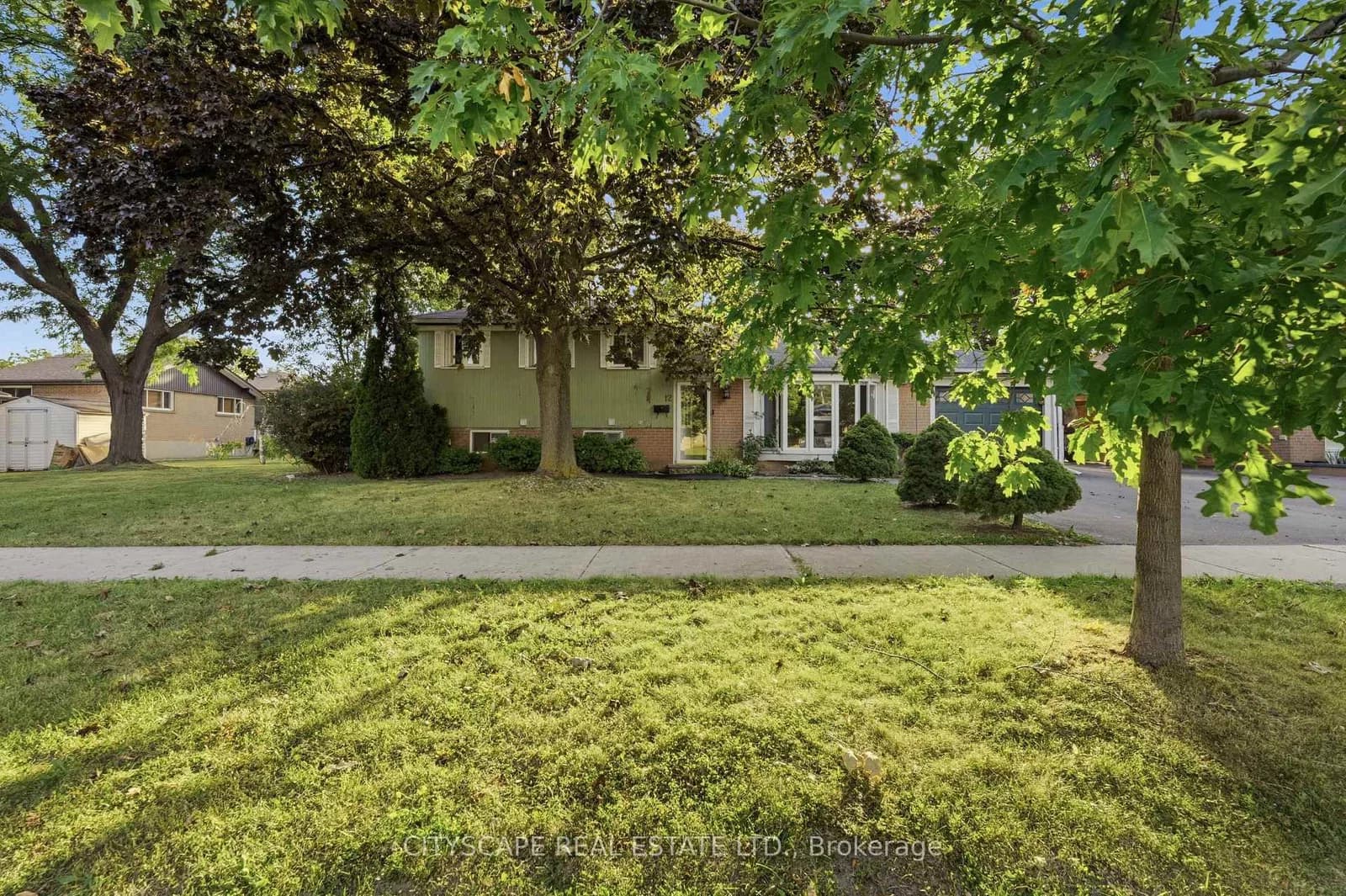 Vanderbrent Crescent in Toronto · Willowridge-Martingrove-Richview — photo 2
