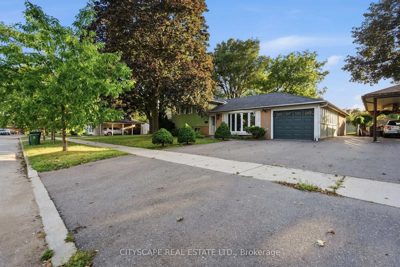 Vanderbrent Crescent in Toronto · Willowridge-Martingrove-Richview — photo 3