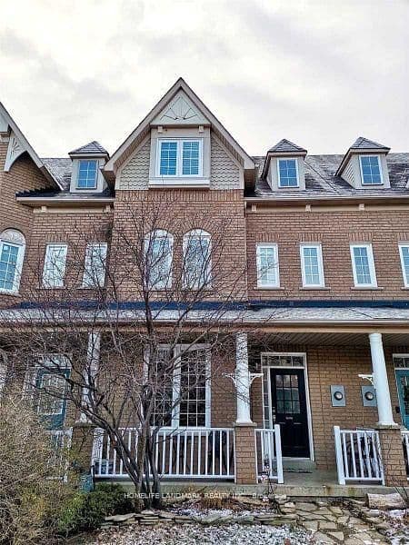 Photo of Glenashton Drive in Oakville · River Oaks