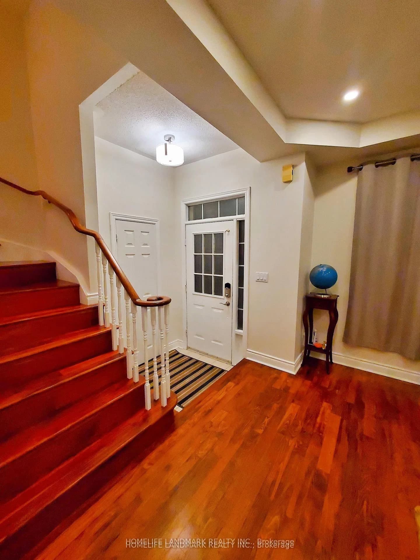 Glenashton Drive in Oakville · River Oaks — photo 2