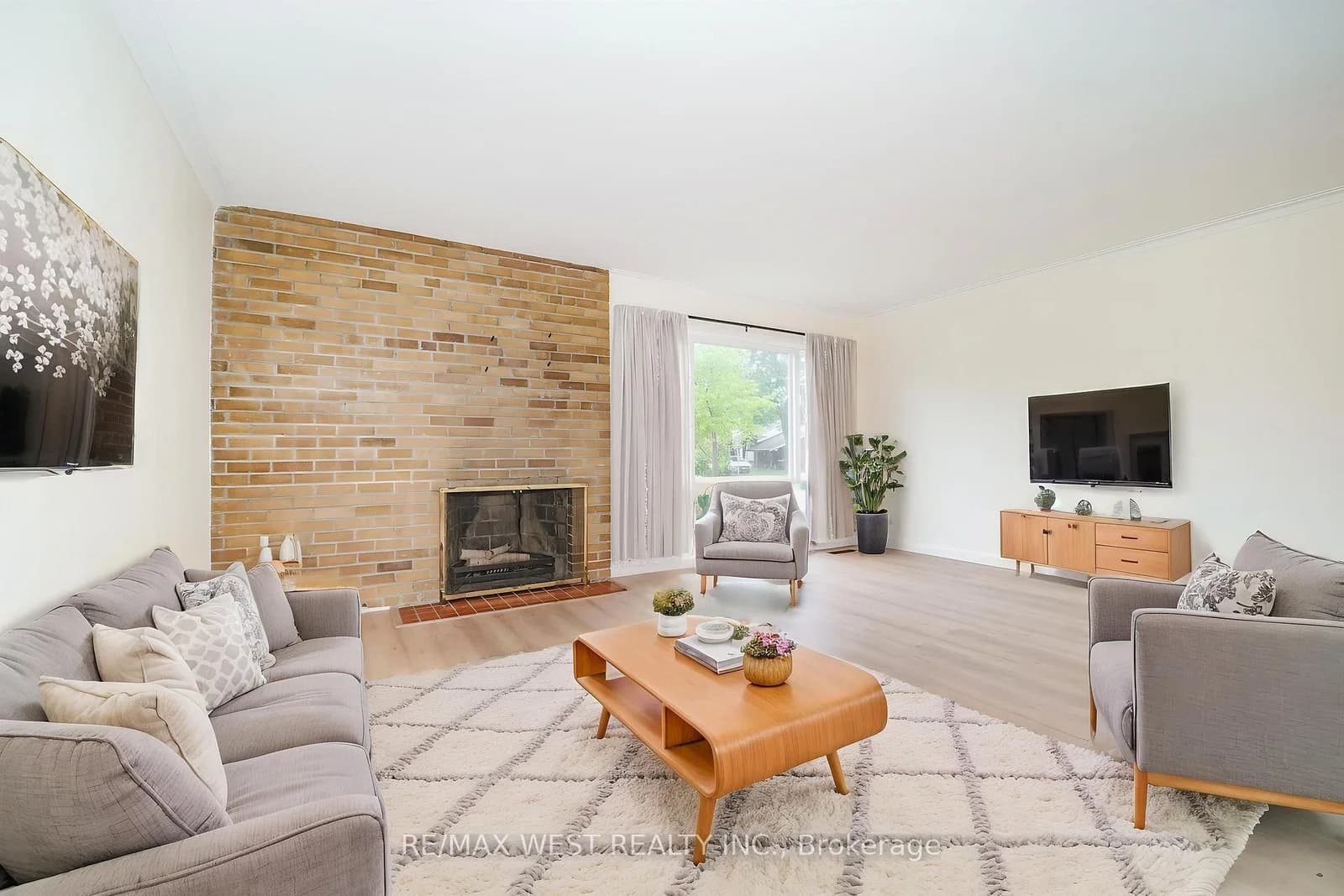 Cromarty Drive in Toronto · Rexdale-Kipling — photo 2