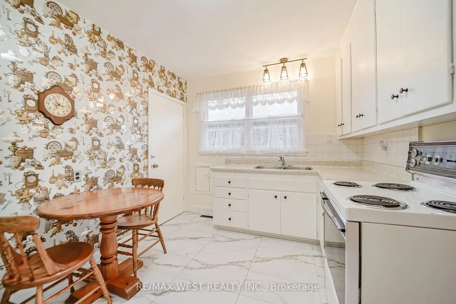 Cromarty Drive in Toronto · Rexdale-Kipling — photo 3