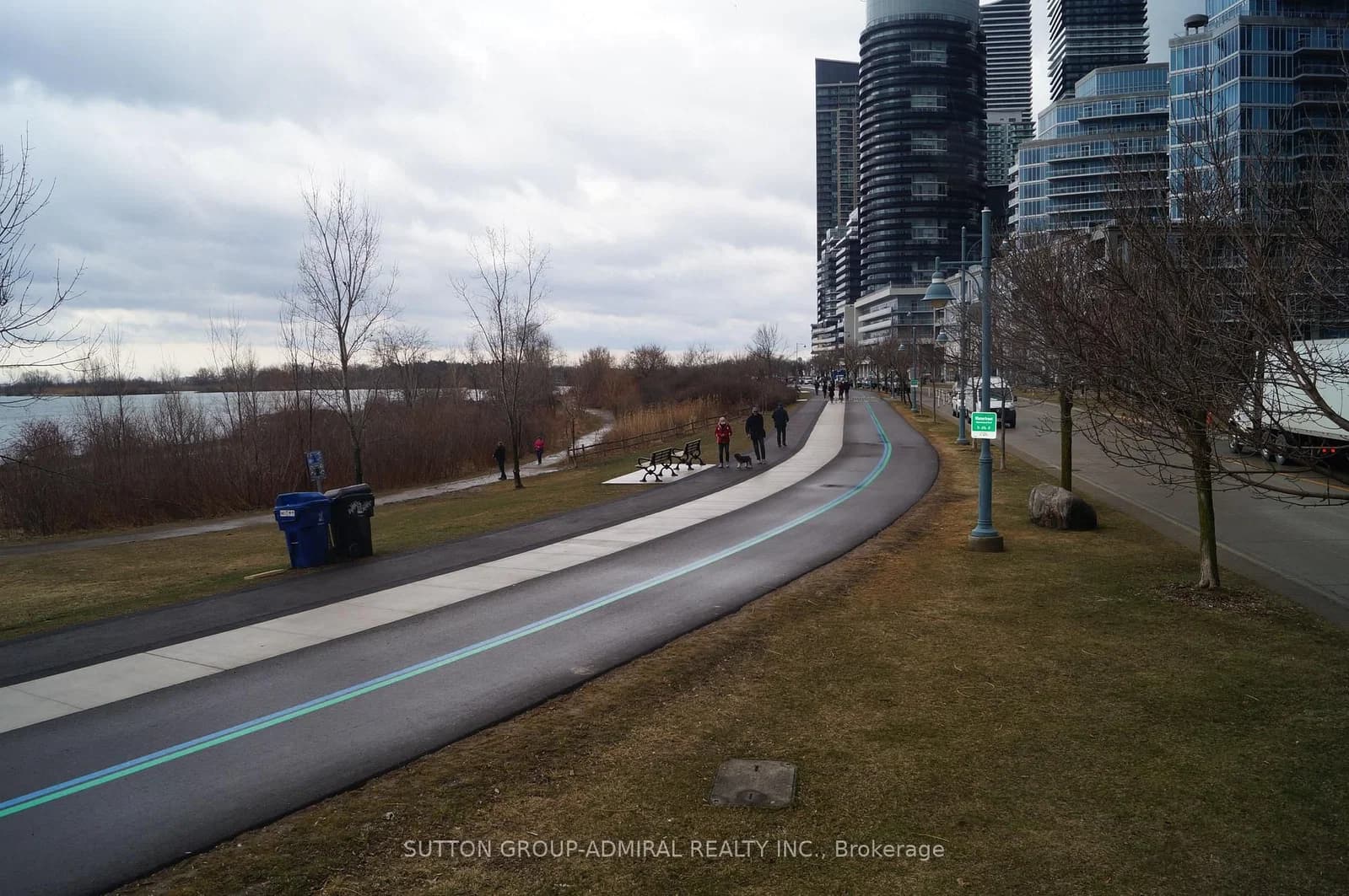 Shore Breeze Drive in Toronto · Mimico — photo 2