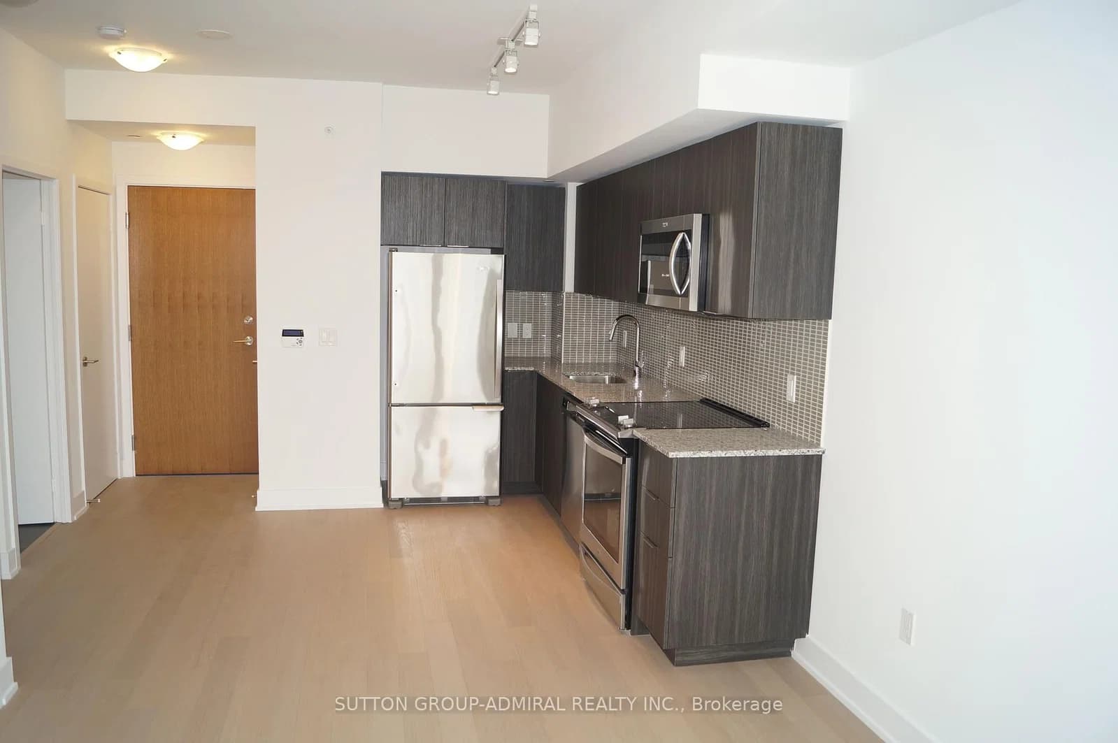 Shore Breeze Drive in Toronto · Mimico — photo 3