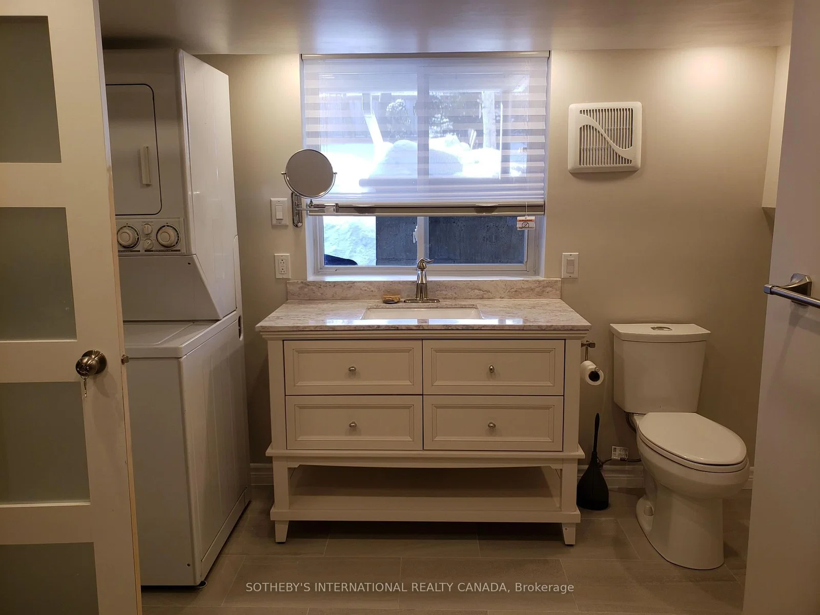 Bell Royal Court in Toronto · Edenbridge-Humber Valley — photo 2