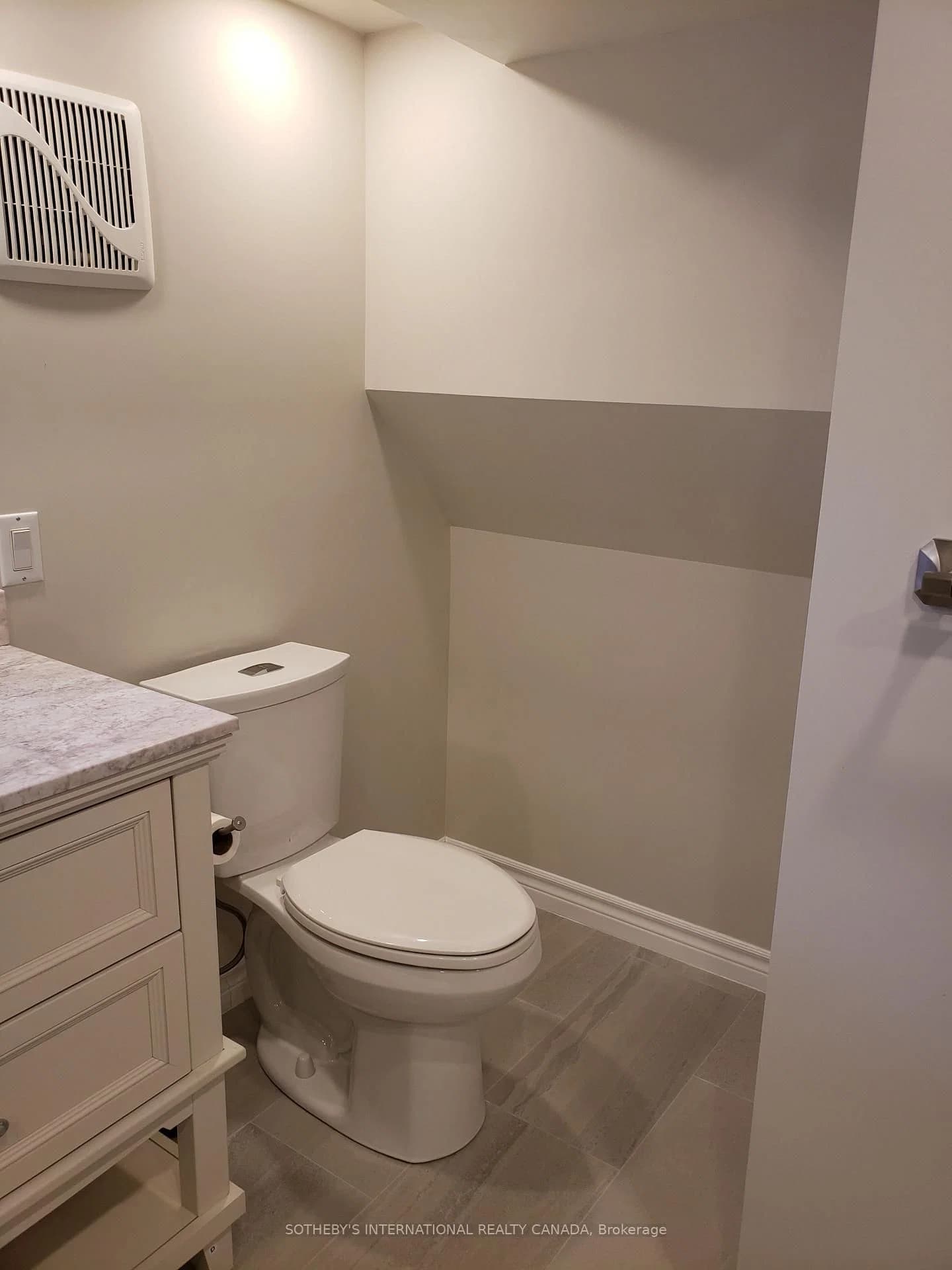 Bell Royal Court in Toronto · Edenbridge-Humber Valley — photo 3