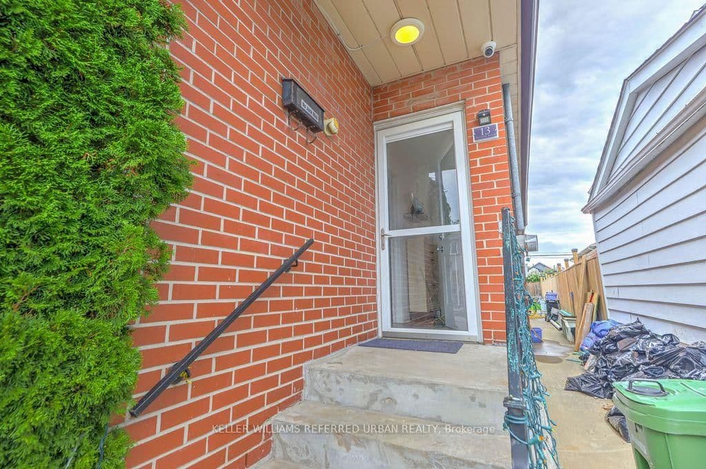 Teston Boulevard in Toronto · Rockcliffe-Smythe — photo 2