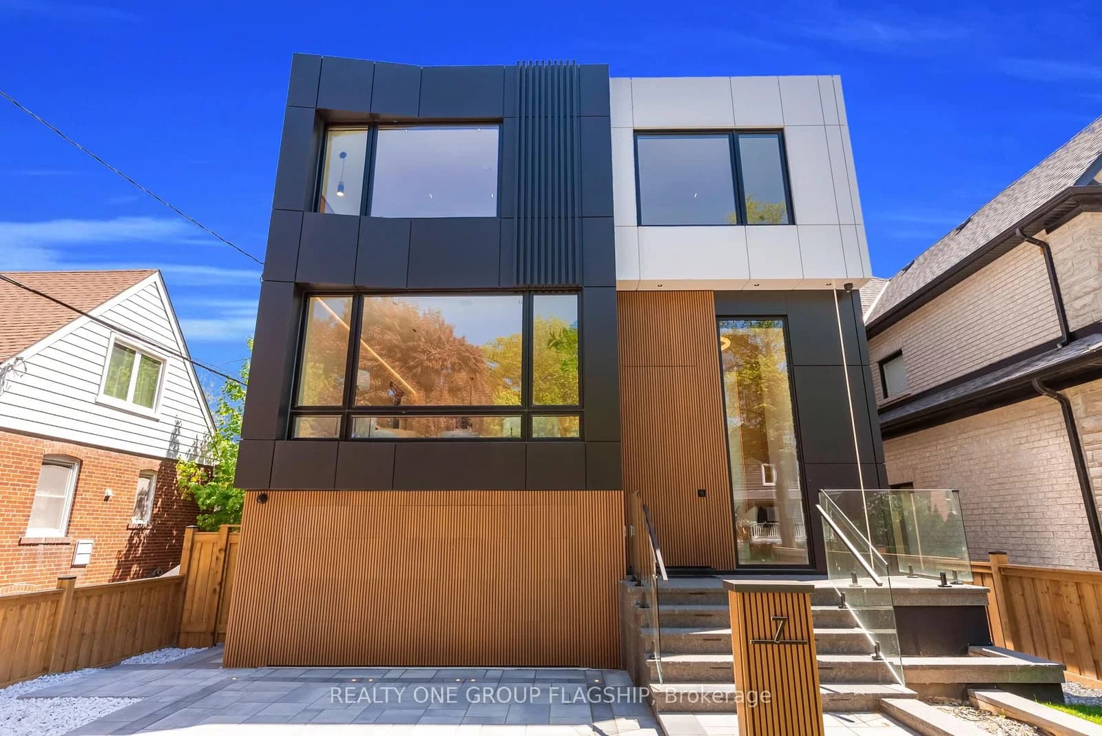 Bentley Drive in Toronto · Stonegate-Queensway — photo 3