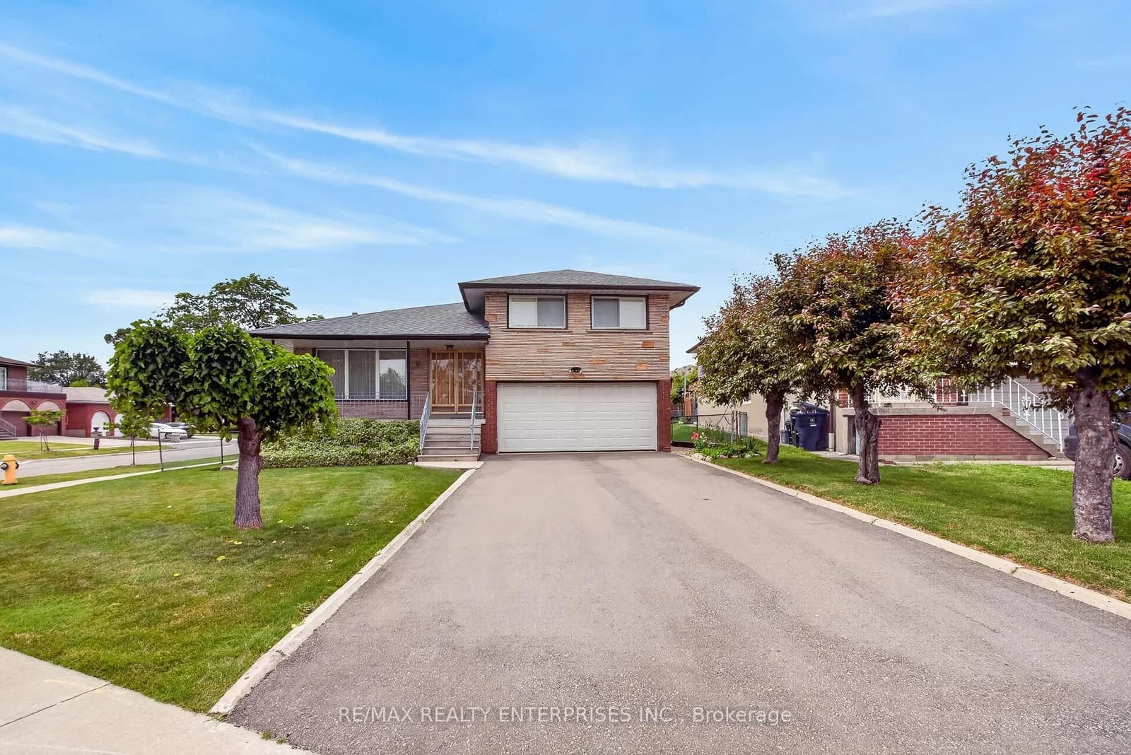 Slane Court in Toronto · West Humber-Clairville — photo 3