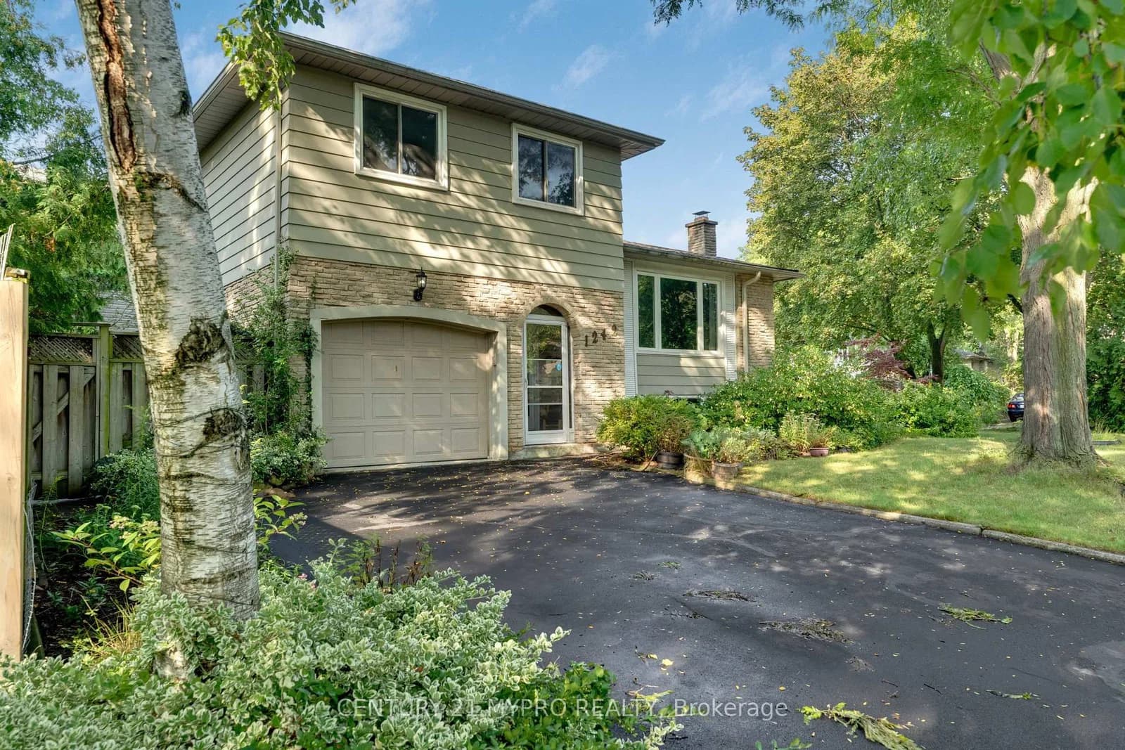 Photo of Richards Crescent in Oakville · College Park