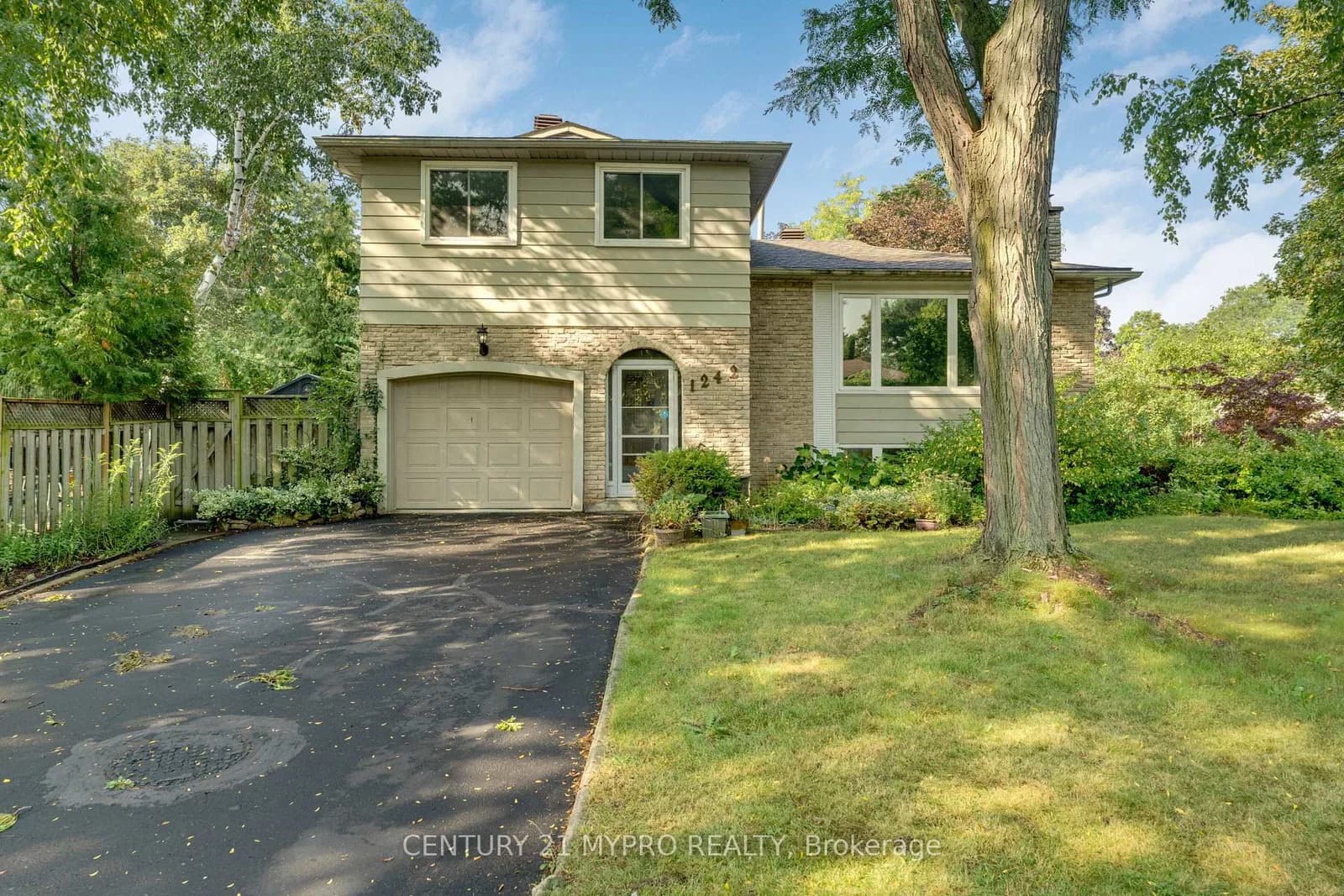 Richards Crescent in Oakville · College Park — photo 2