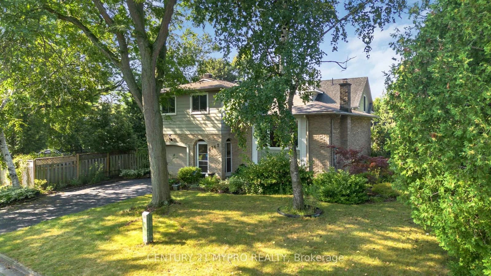 Richards Crescent in Oakville · College Park — photo 3