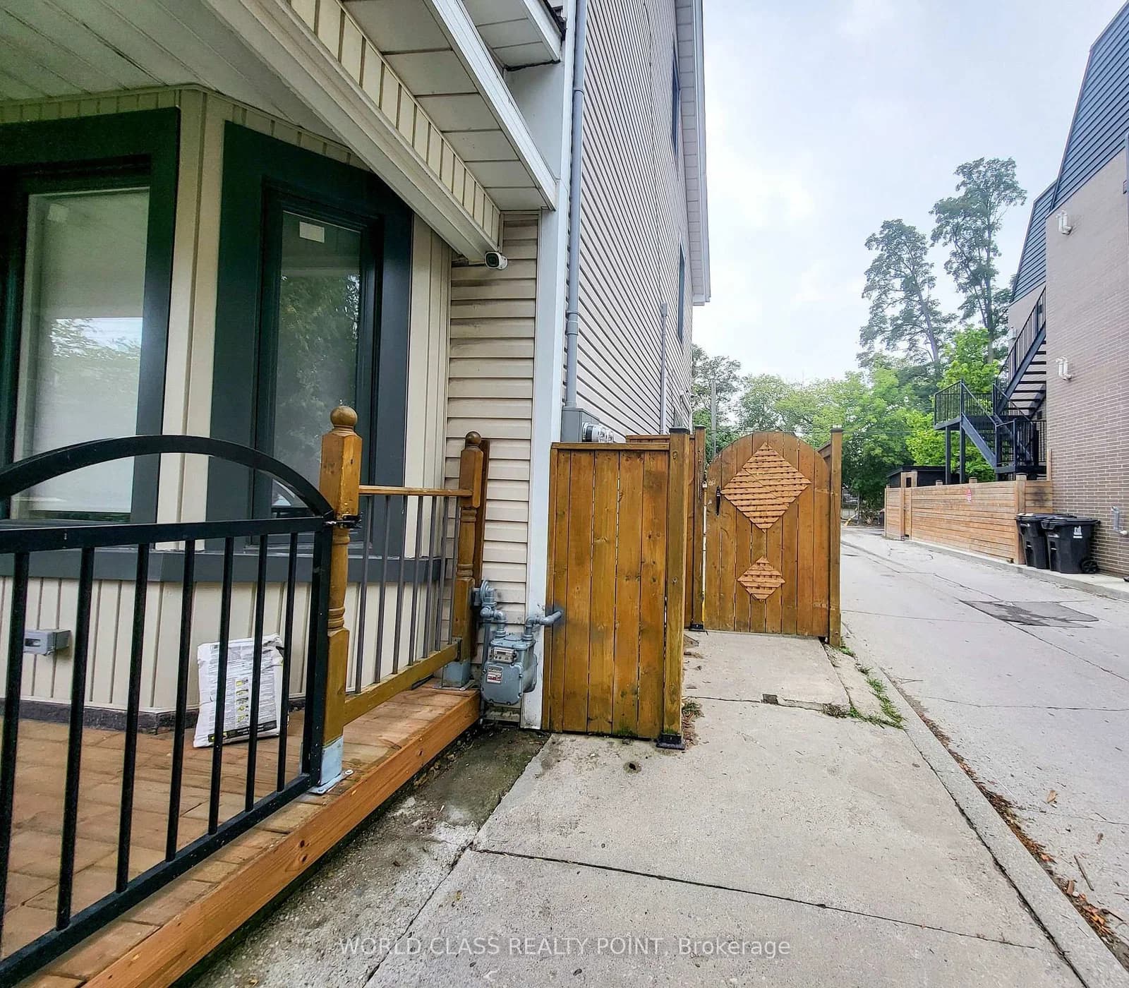 Vine Avenue in Toronto · Junction Area — photo 2