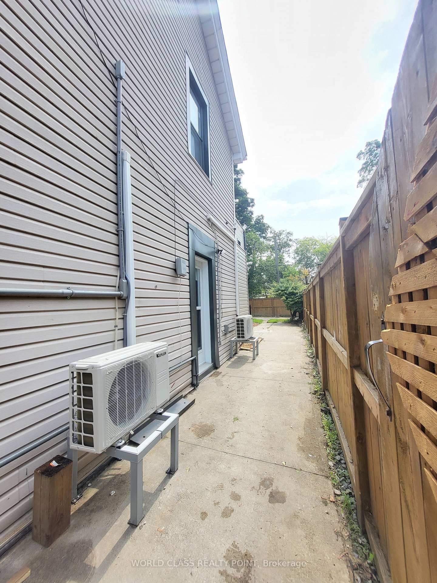 Vine Avenue in Toronto · Junction Area — photo 3