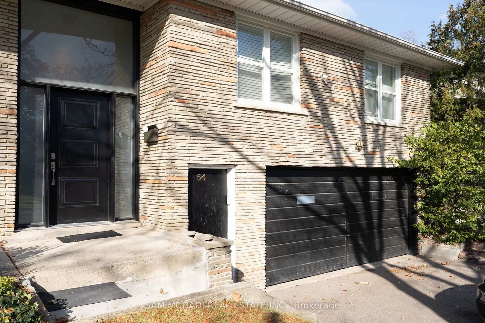 Bearbury Drive in Toronto · Markland Wood — photo 2