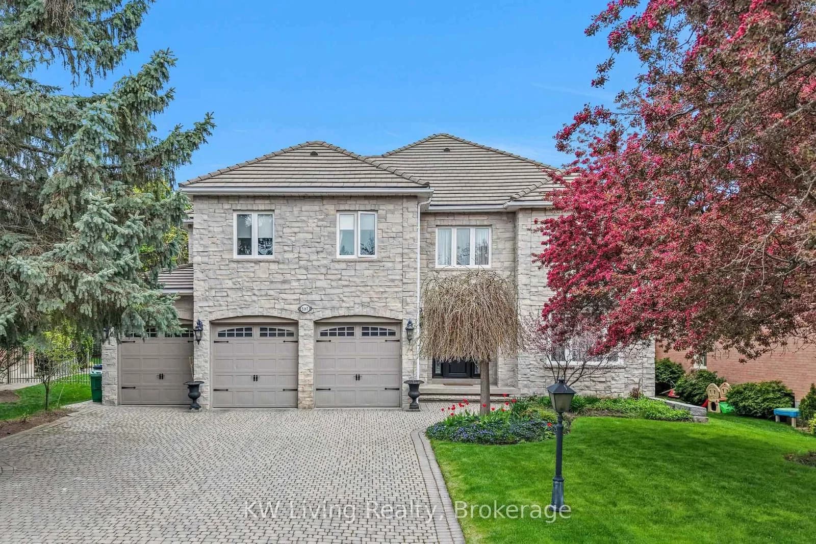 Photo of Frybrook Court in Mississauga · Central Erin Mills