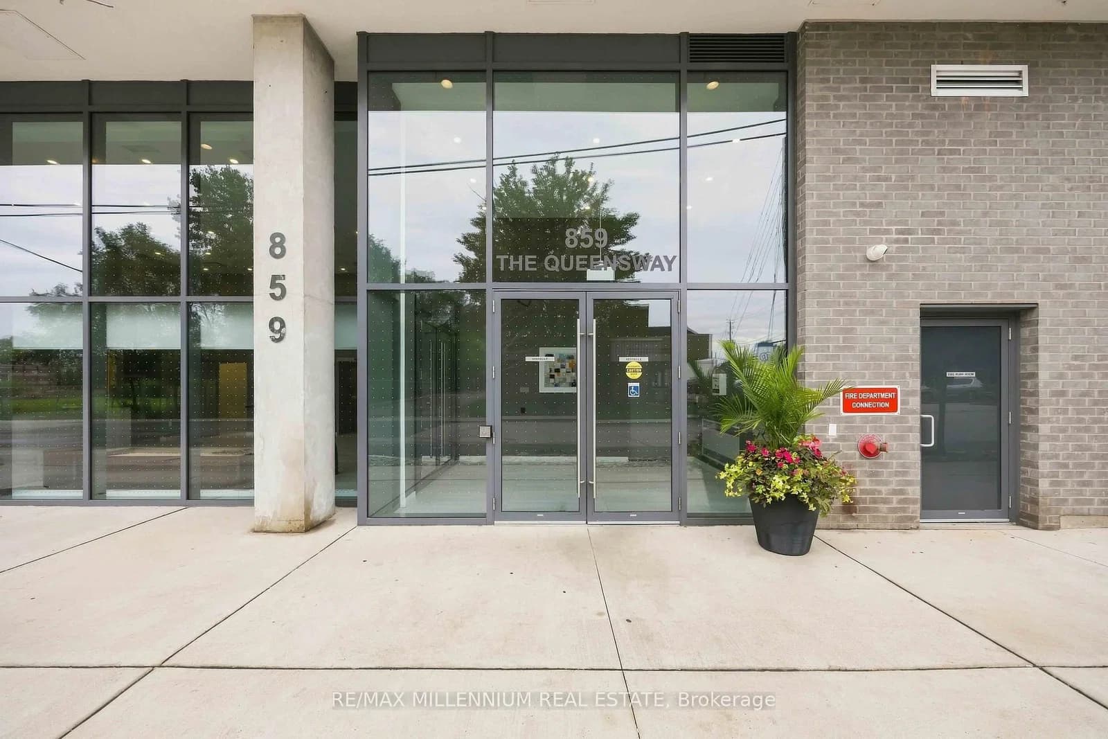 The Queensway in Toronto · Stonegate-Queensway — photo 2
