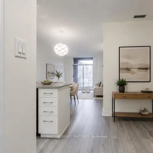Earlington Avenue in Toronto · Kingsway South — photo 2
