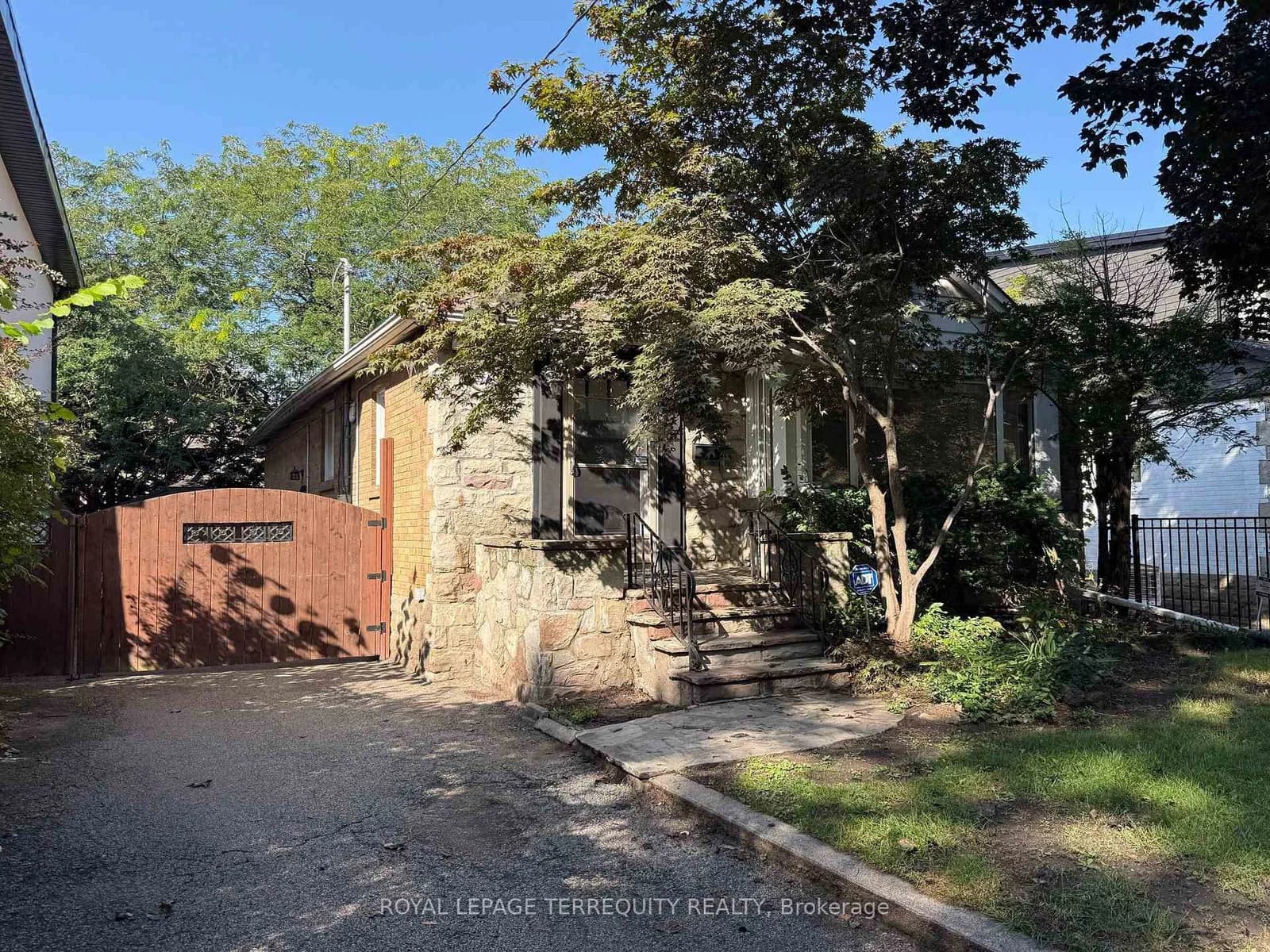Photo of Elsfield Road in Toronto · Stonegate-Queensway