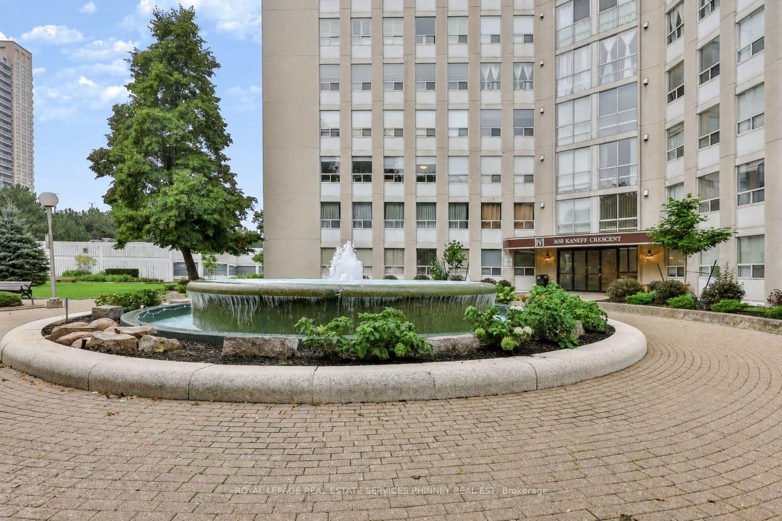 Photo of Kaneff Crescent in Mississauga · Mississauga Valleys
