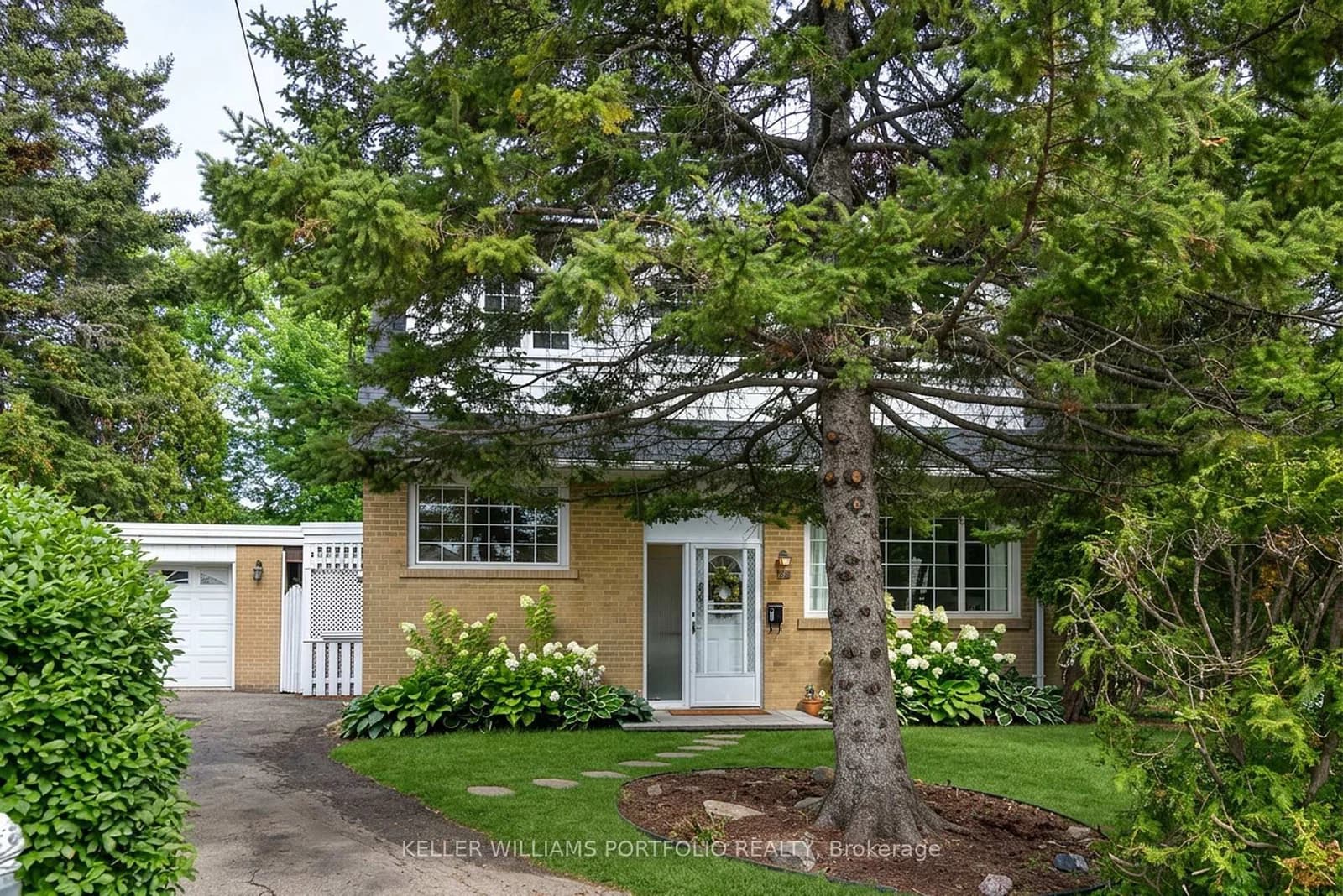 Sabrina Dr Drive in Toronto · Willowridge-Martingrove-Richview — photo 2