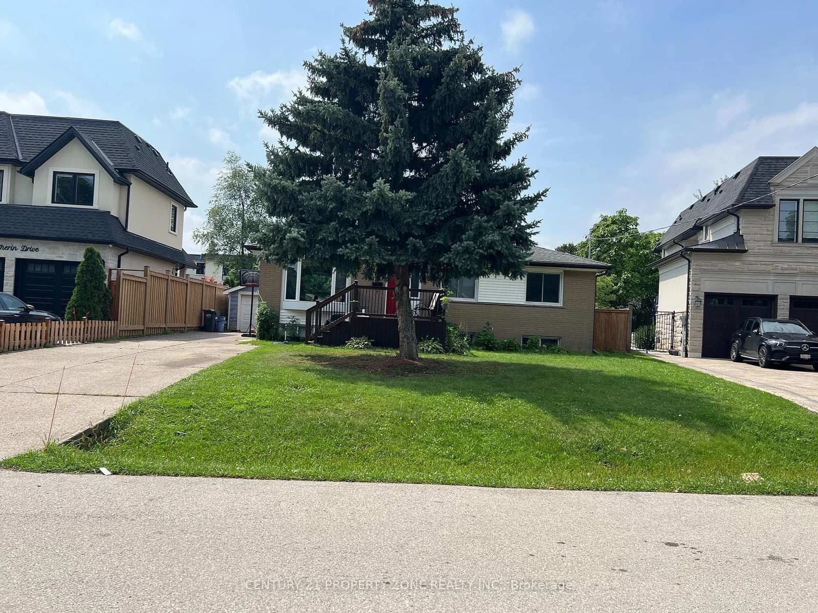 Photo of Sherin Drive in Oakville · West