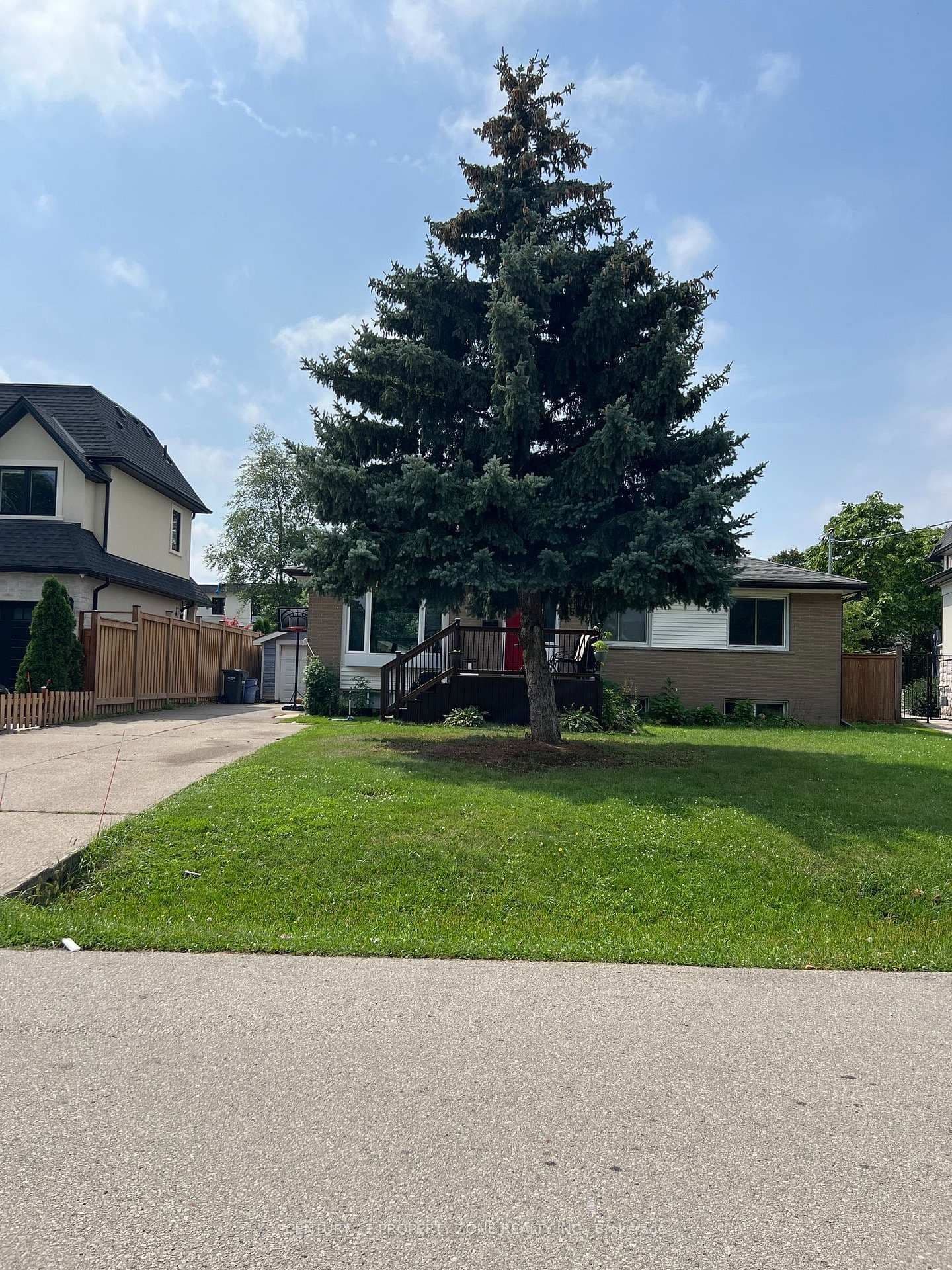 Sherin Drive in Oakville · West — photo 2