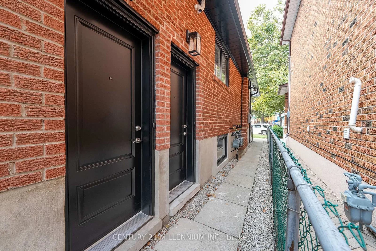 Mariposa Avenue in Toronto · Rockcliffe-Smythe — photo 2