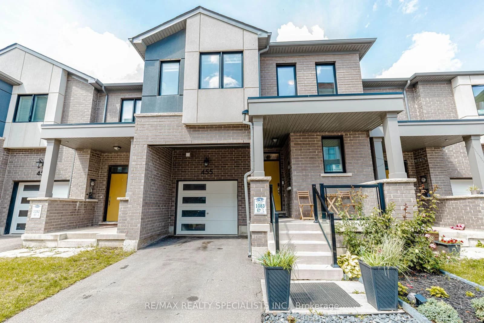 Photo of Gordon Krantz Avenue in Milton · Ford