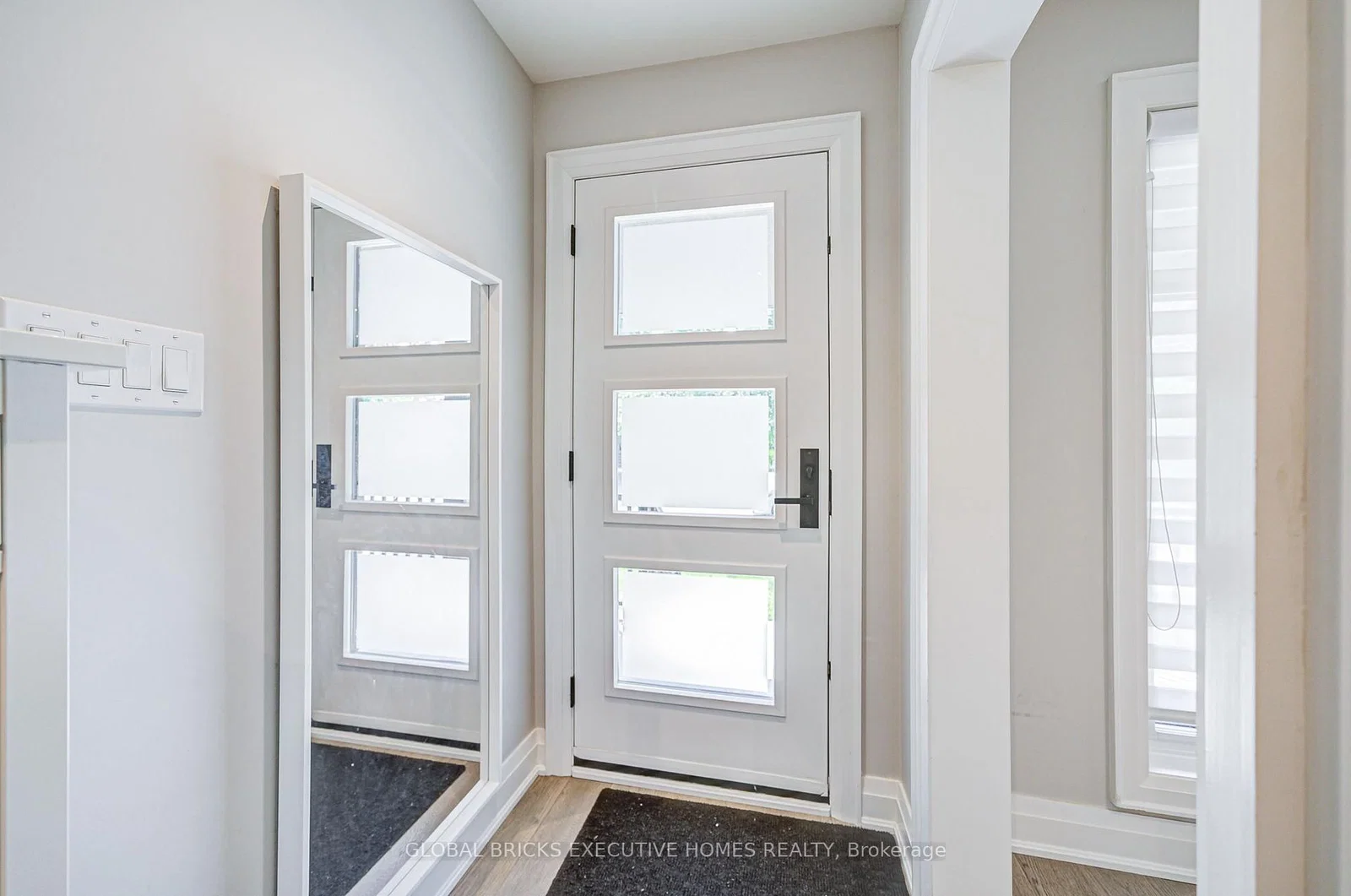 Cardigan Road in Toronto · Stonegate-Queensway — photo 3