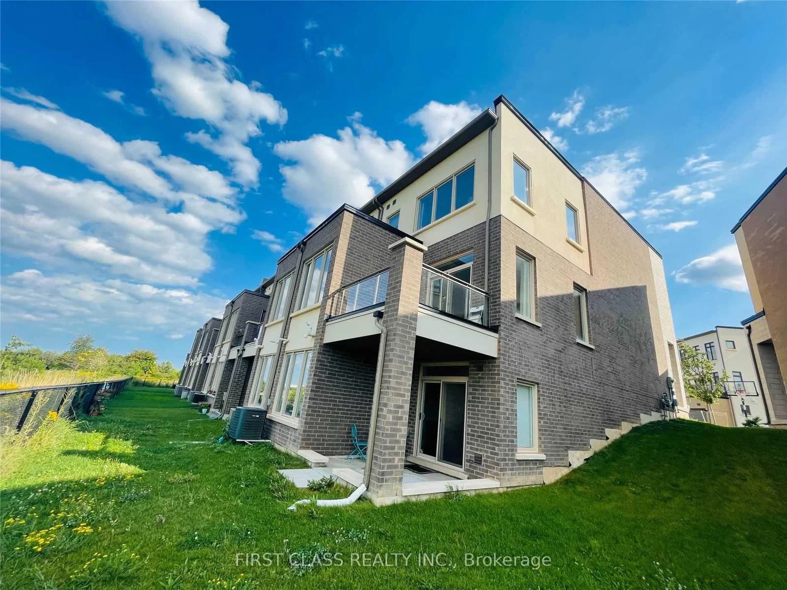 Photo of Mintwood Circle in Oakville · Glenorchy