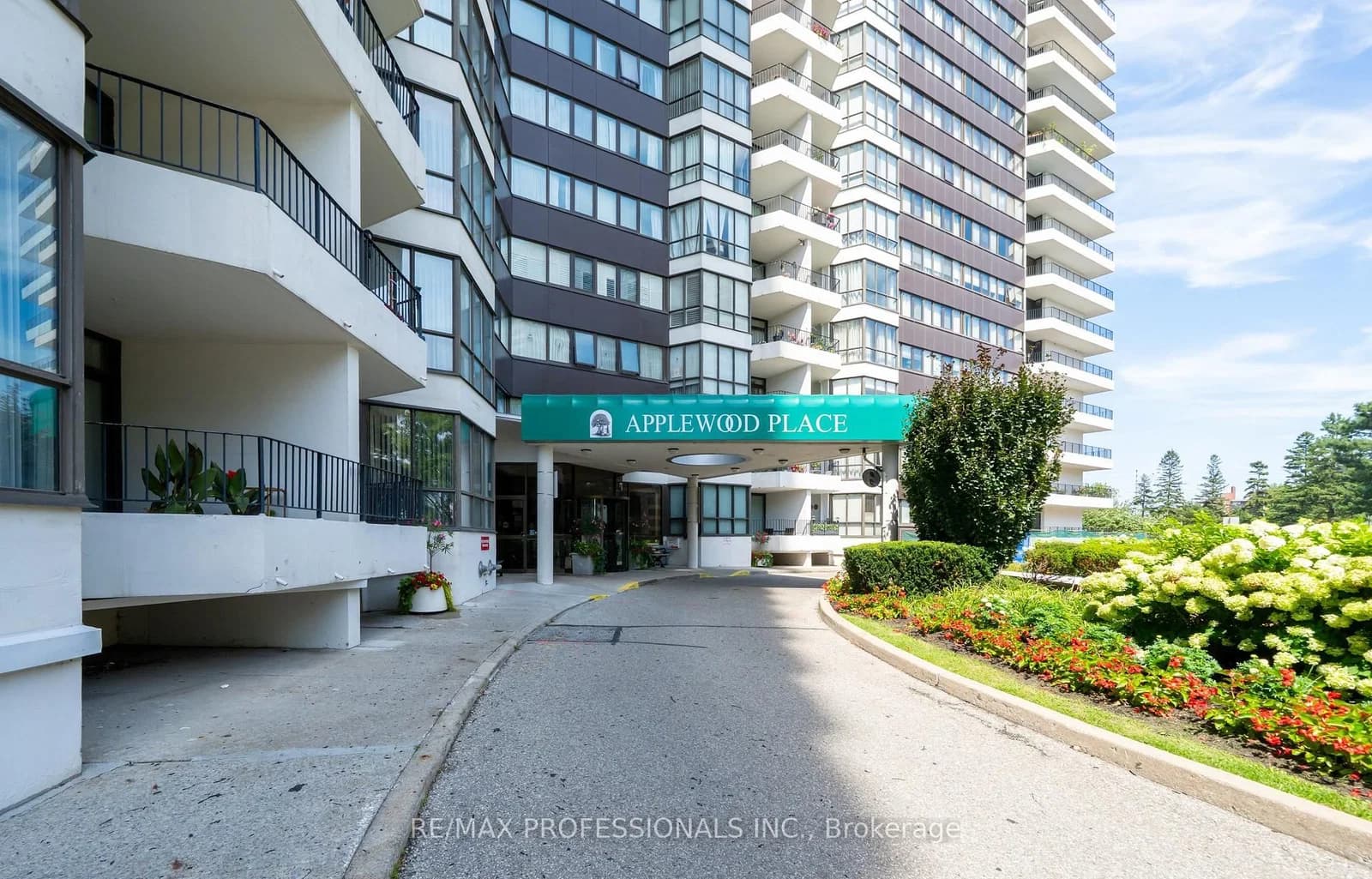 Photo of Bloor Street in Mississauga · Applewood