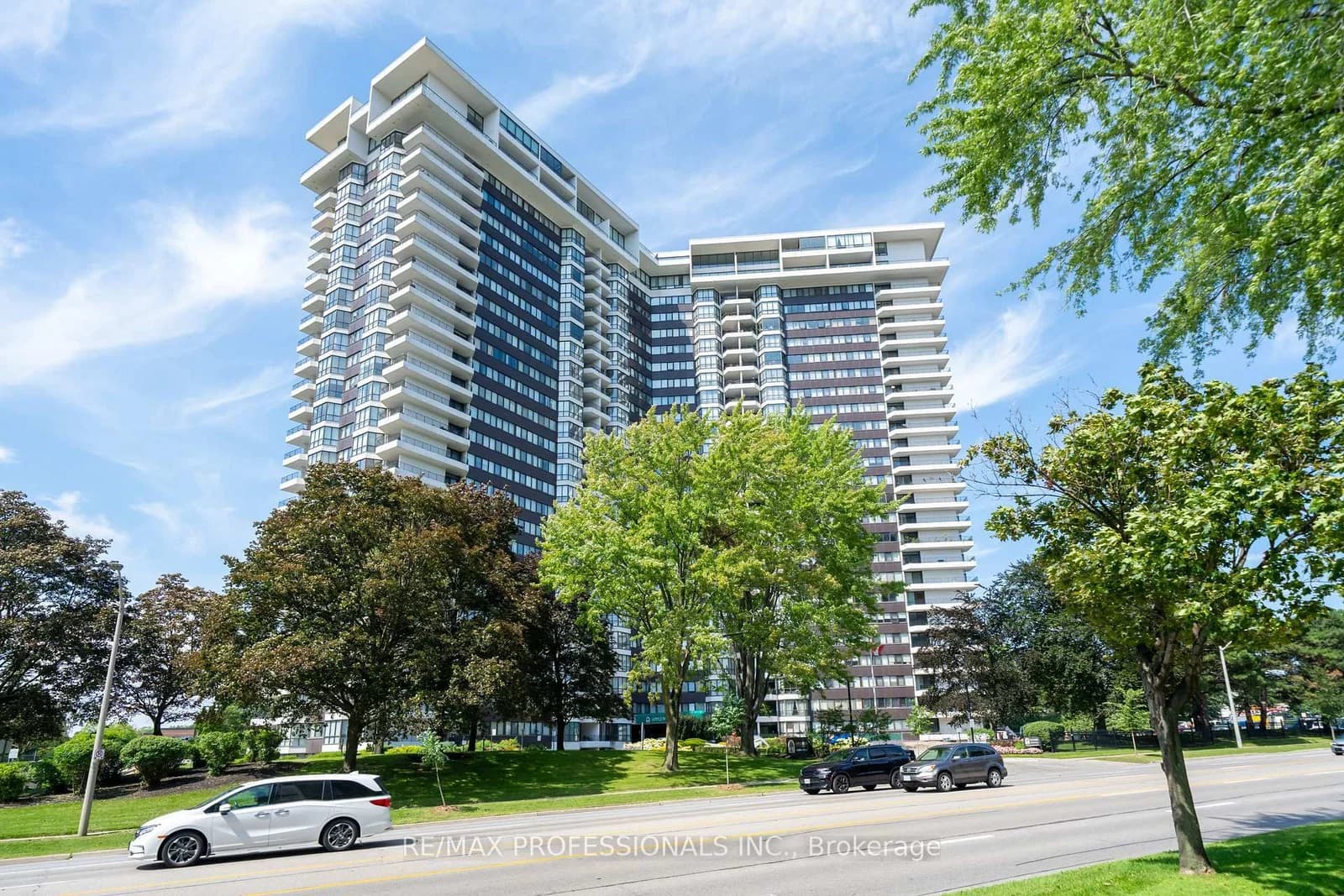 Bloor Street in Mississauga · Applewood — photo 2