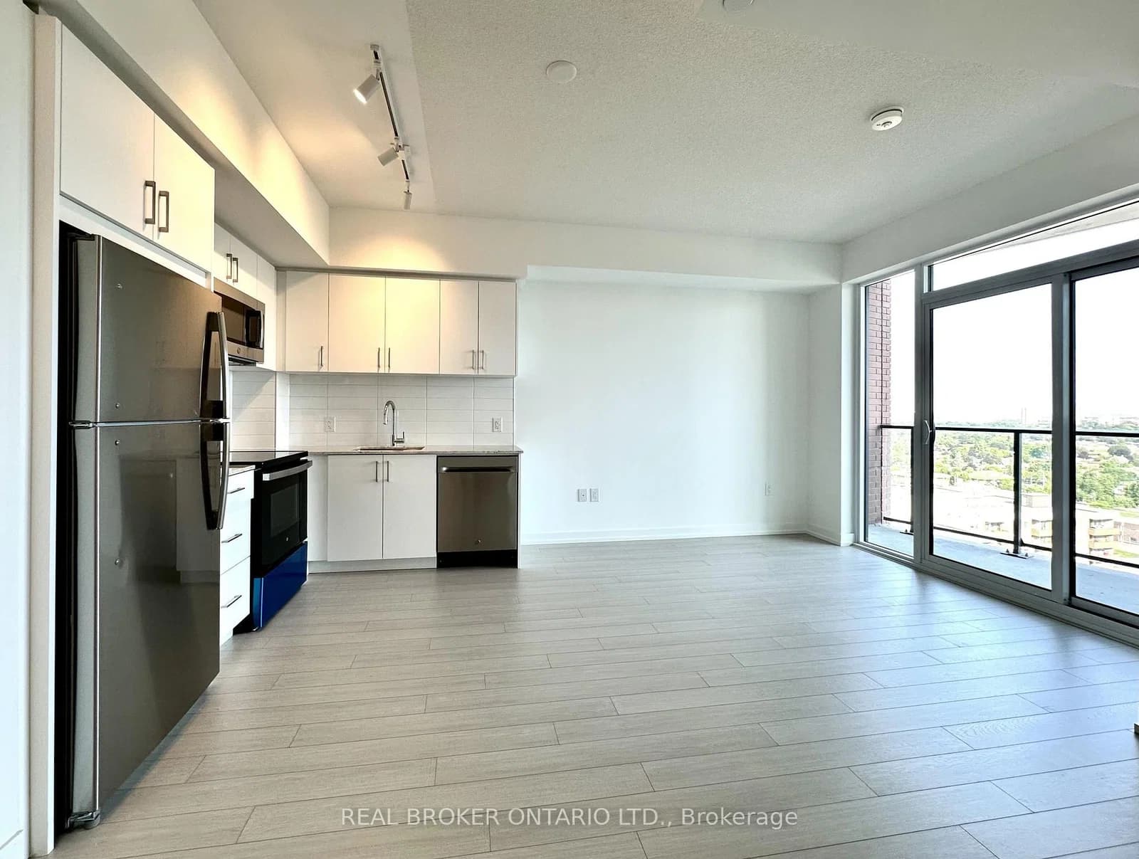 Eglinton Avenue in Toronto · Humber Heights — photo 3
