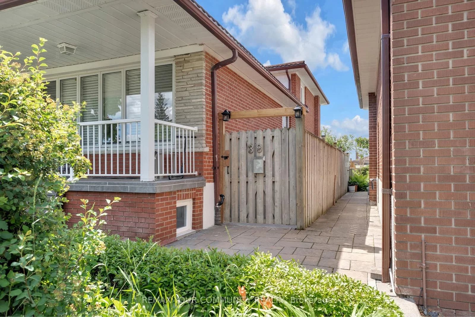 Veerland Drive in Toronto · Rustic — photo 2
