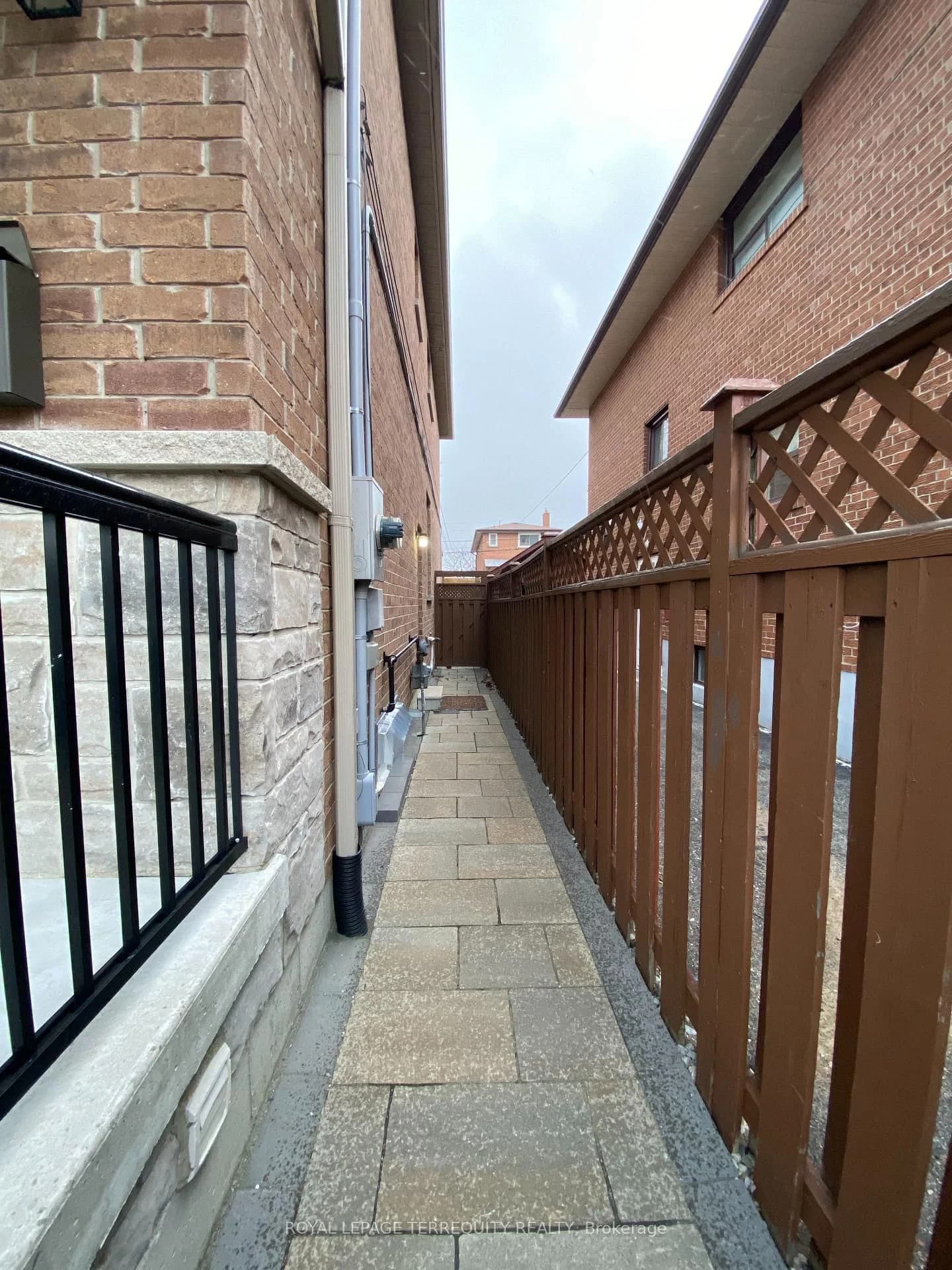 20B Lunness Road in Toronto · Alderwood — photo 2