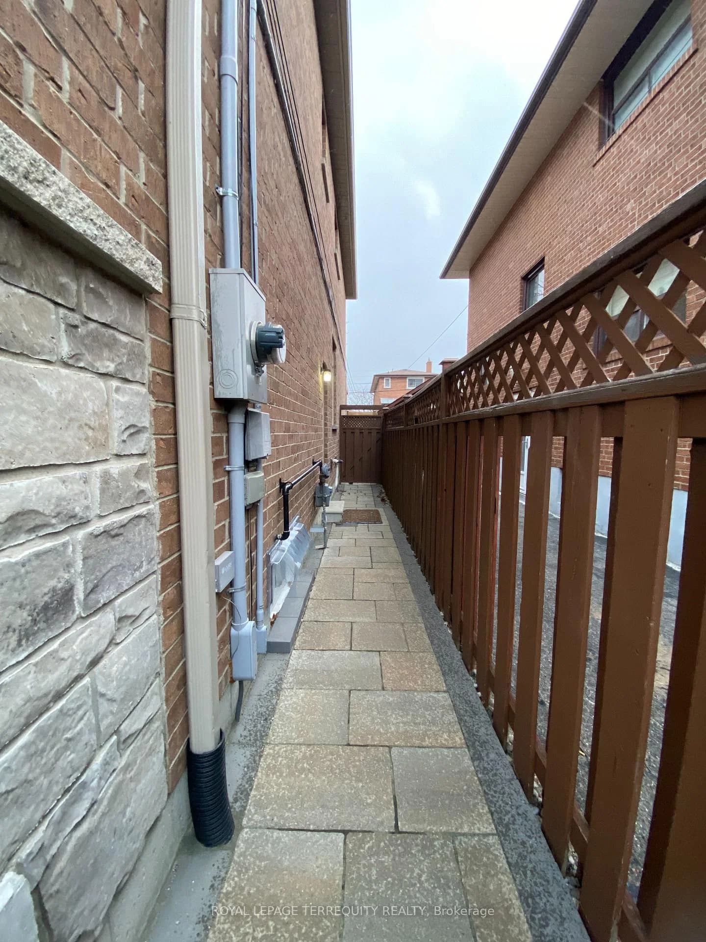 20B Lunness Road in Toronto · Alderwood — photo 3