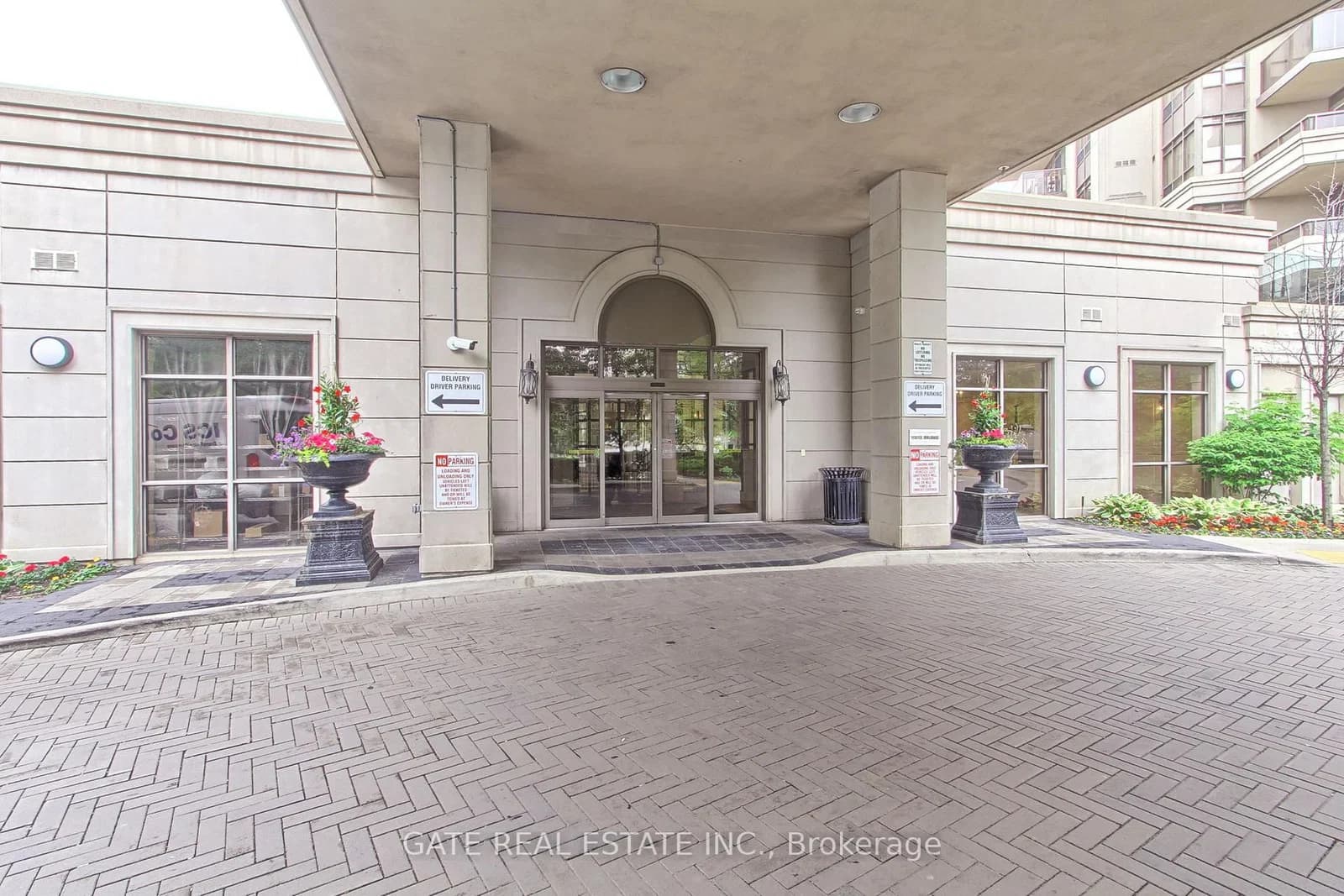Humberwood Boulevard in Toronto · West Humber-Clairville — photo 3