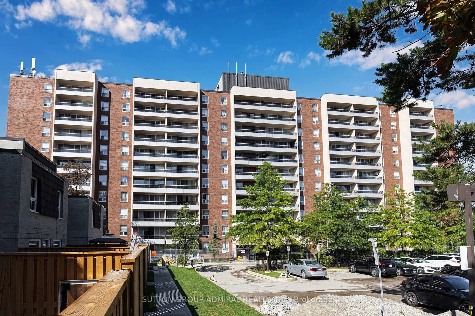 Four Winds Drive in Toronto · York University Heights — photo 2